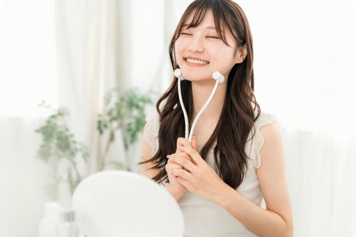 【自宅で簡単】小顔になるには?顔やせセルフケア方法